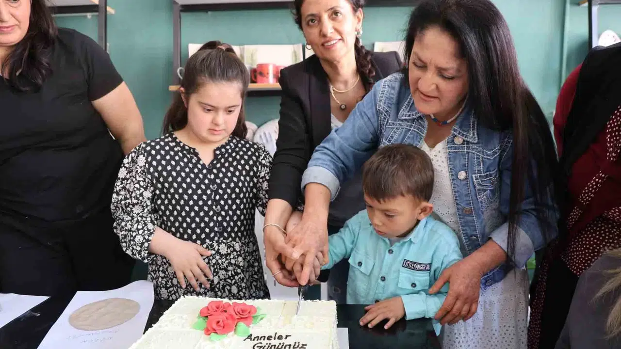 Kozan’da duygusal buluşma: Özel çocuklar ve anneleri çamurdan hayaller kurdu