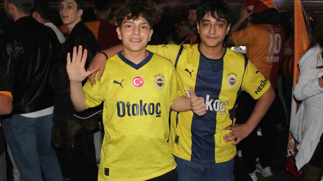 Şampiyonluk kutlamasında şaşırtan görüntü: Fenerbahçeliler meşale yakmayı öğrenmeye geldi