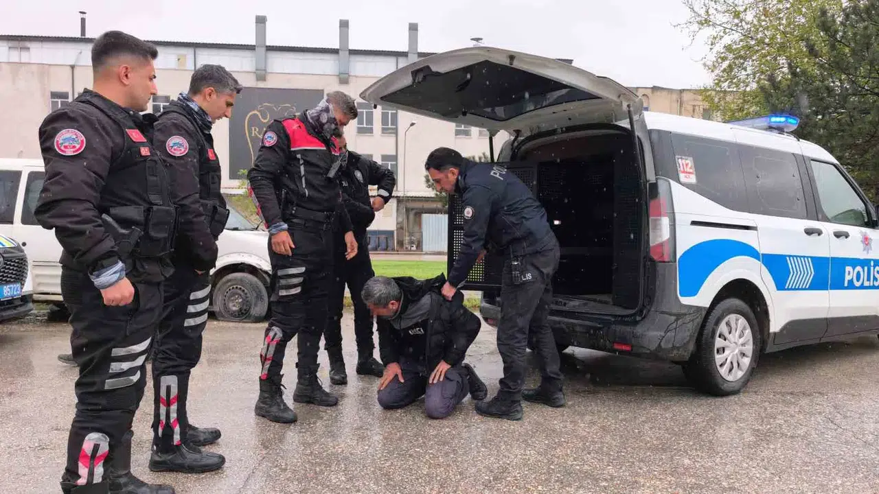 Ehliyetsiz yakalandı, polise direnmeye kalkınca soluğu yerde aldı: 40 bin liralık fatura kesildi