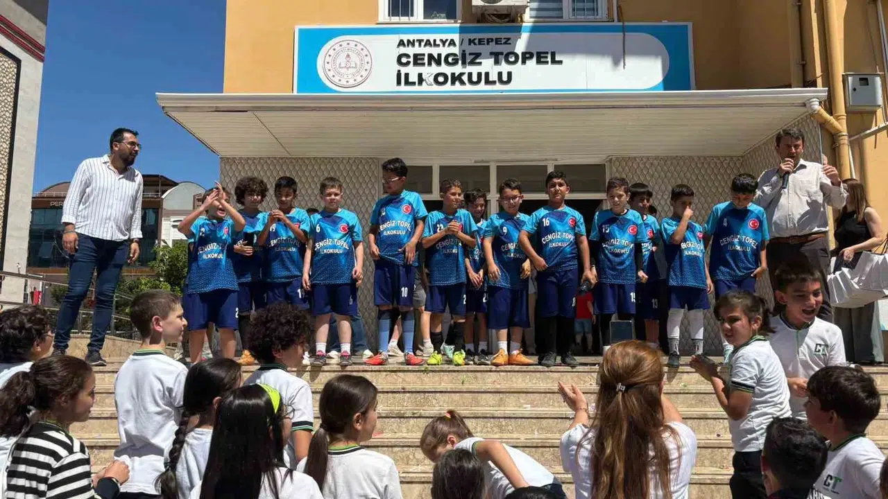 Kepez'de yeşil sahaların yeni hakimi belli oldu: Kupa Cengiz Topel'in ellerinde yükseldi
