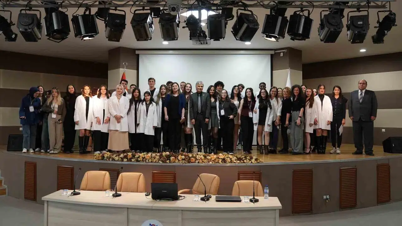 Geleceğin kimyagerleri için heyecanlı gün: Beyaz önlüklerini gururla kuşandılar