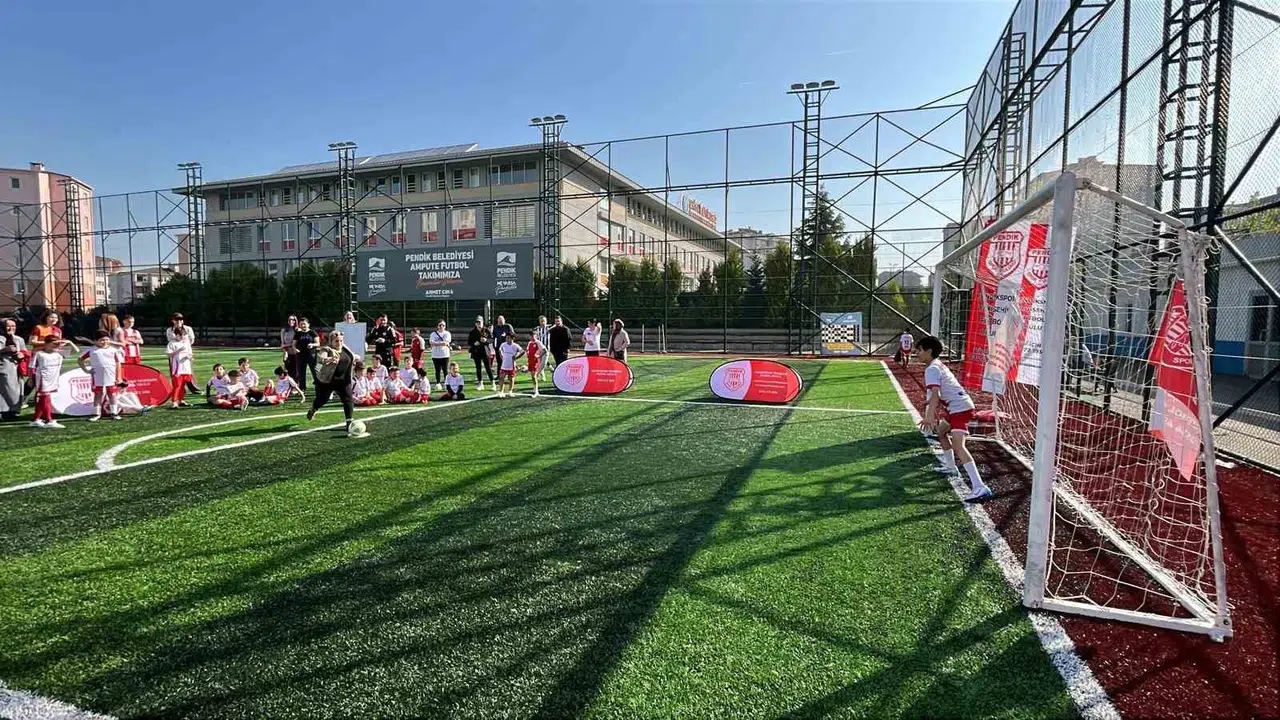 Sahada Anneler Günü heyecanı: Çocuklarına karşı kaleye geçtiler
