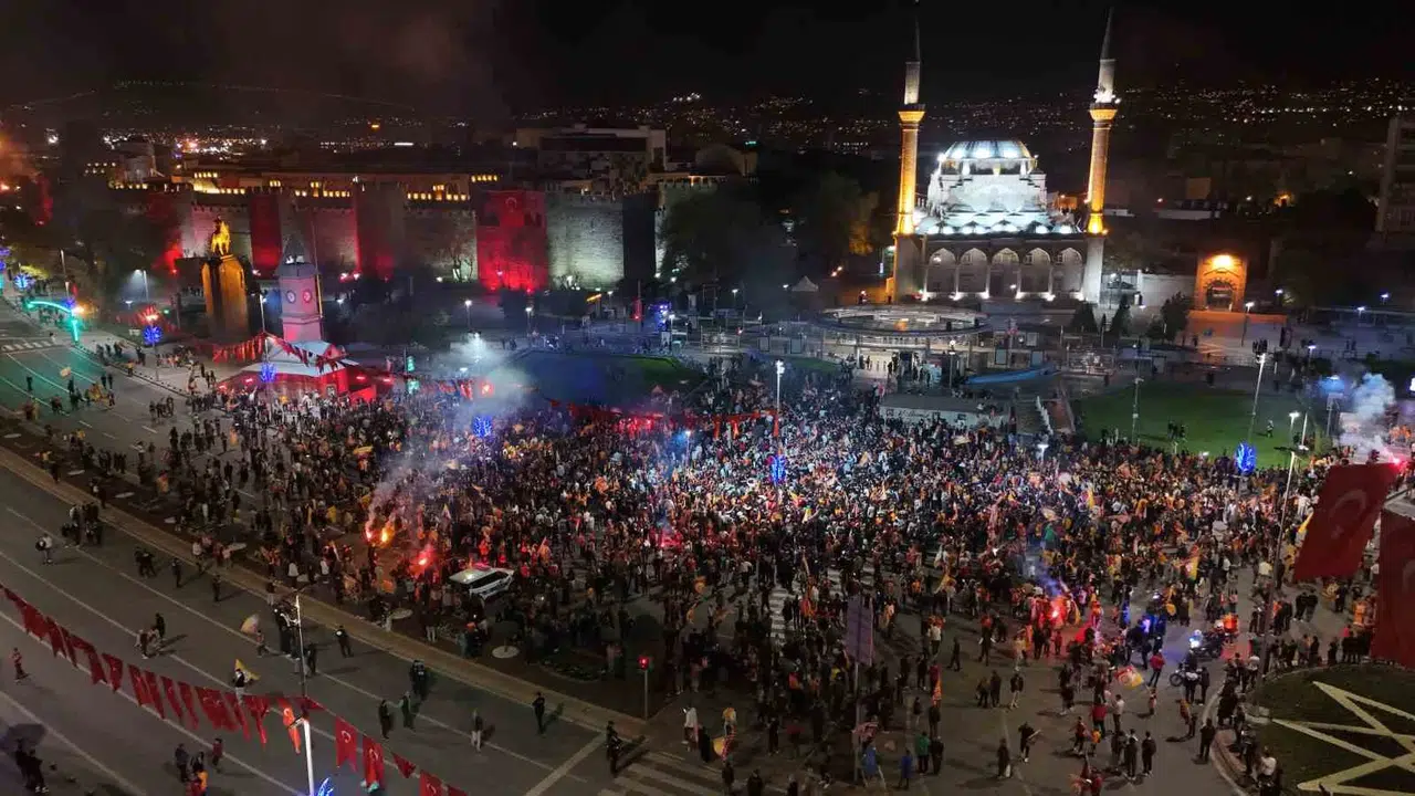 Kayseri’de sarı-kırmızı gece: Şampiyonluk coşkusu meydanlara taştı