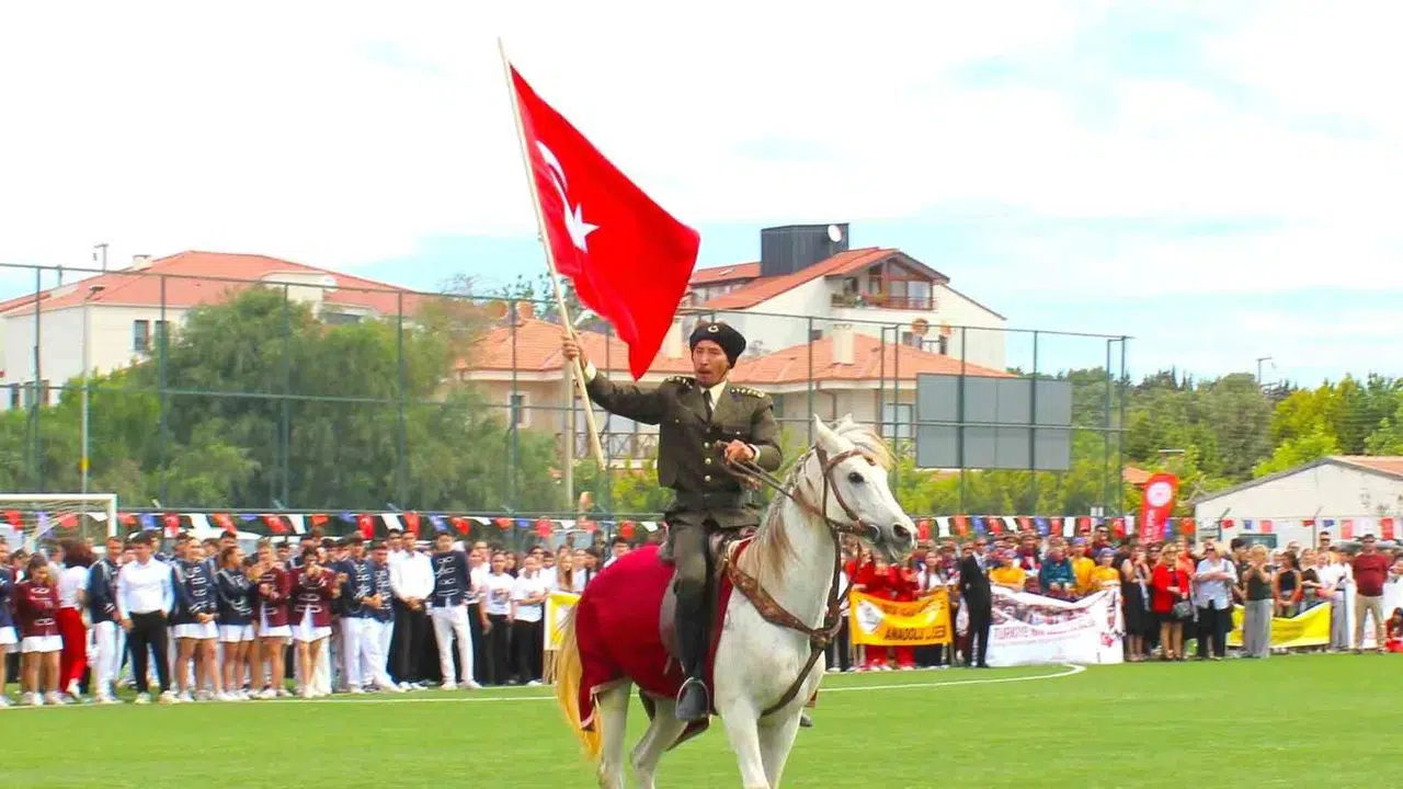 Datça’da 19 Mayıs coşkusu: Beyaz atlı süvariden nefes kesen bayrak şovu
