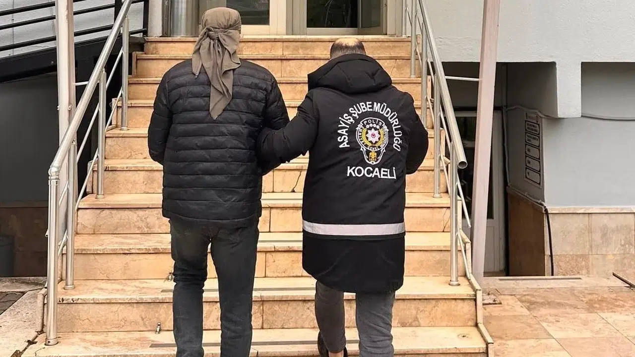 9 yıl süren kaçış sahte kimlikle son buldu: 49 yıllık hapis cezasıyla aranıyordu