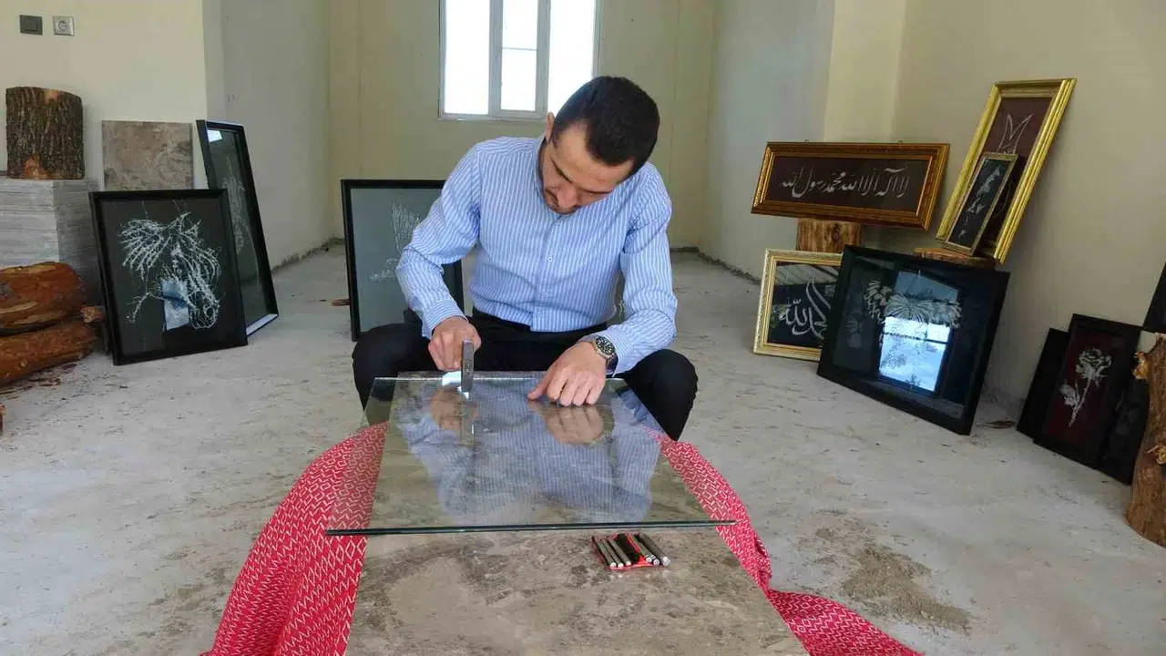 Lastik tamirhanesinden sanat galerisine: Çekiç darbeleriyle hayat bulan portreler
