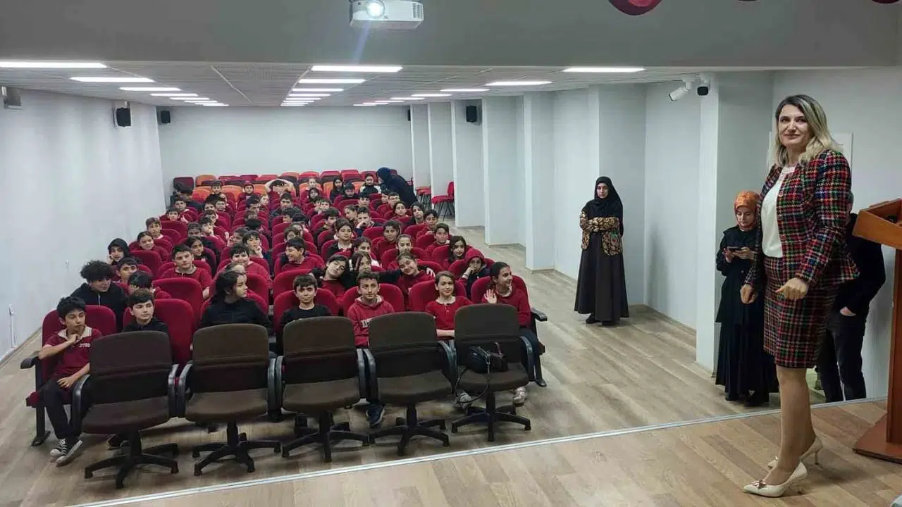 Okul koridorlarında nezaket devrimi: Ailede başlayan iletişim sınıf ortamını değiştiriyor