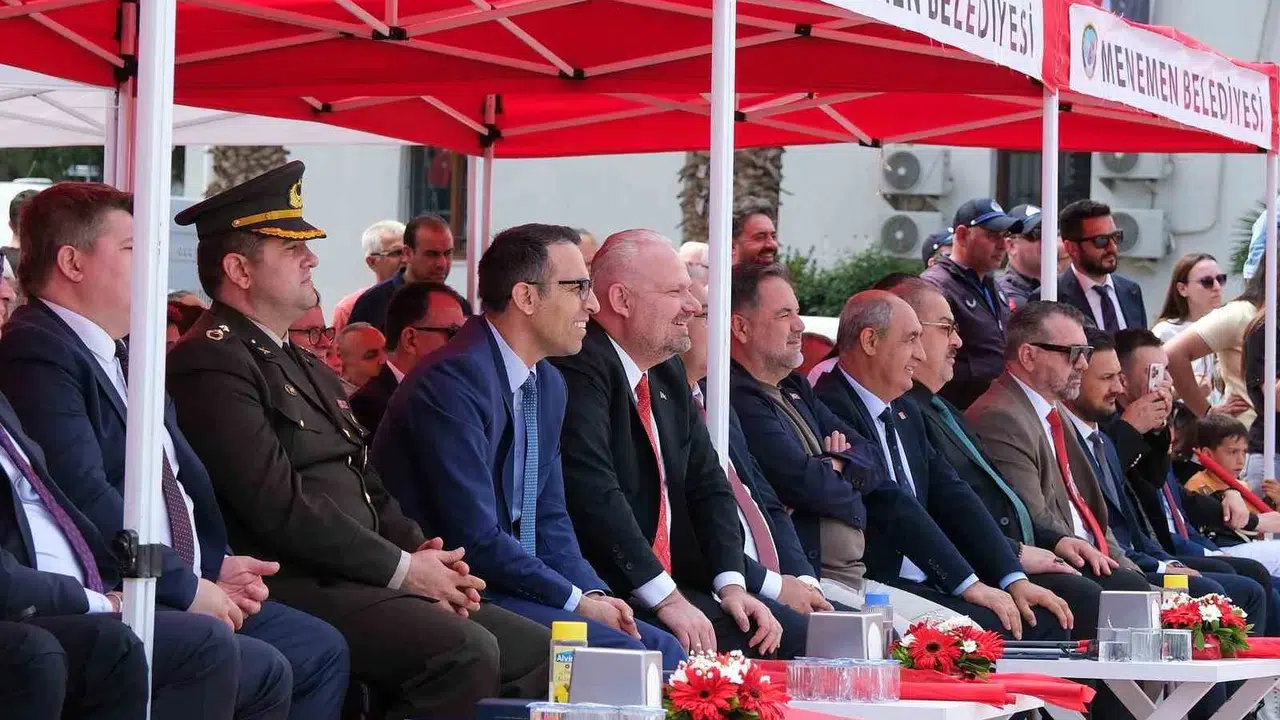 Menemen’de 19 Mayıs coşkusu: Gençlik bayramı Cumhuriyet Meydanı’nda devleşti