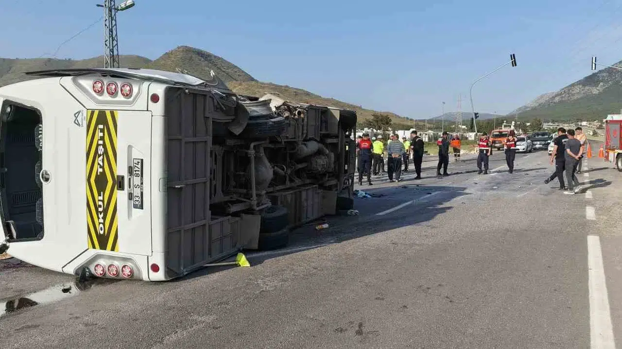Silifke’de okul servisi faciası: 17 yaralıdan biri için hava ambulansı havalandı