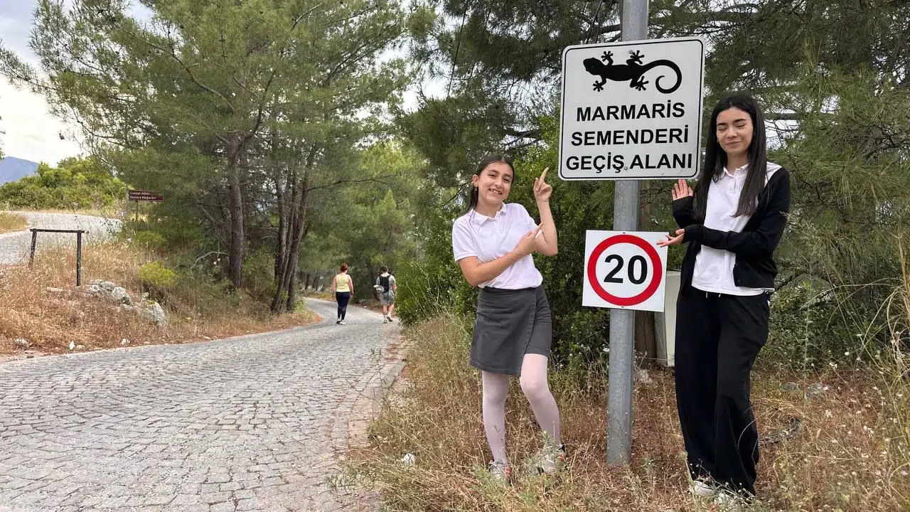 Marmaris'in minik sakinlerine öğrencilerden can suyu: Trafikte semender hassasiyeti