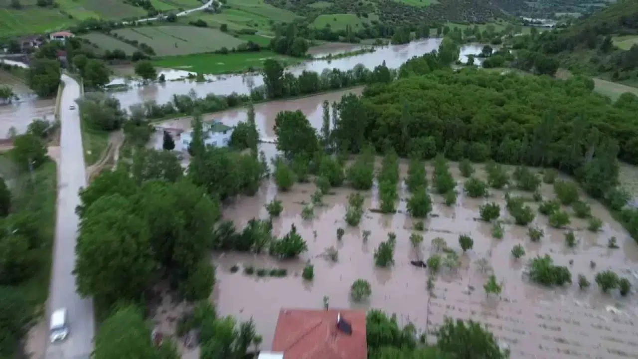 Tokat’ta kabus dolu saatler: Kelkit Çayı taştı, köylüler evlerini terk ediyor