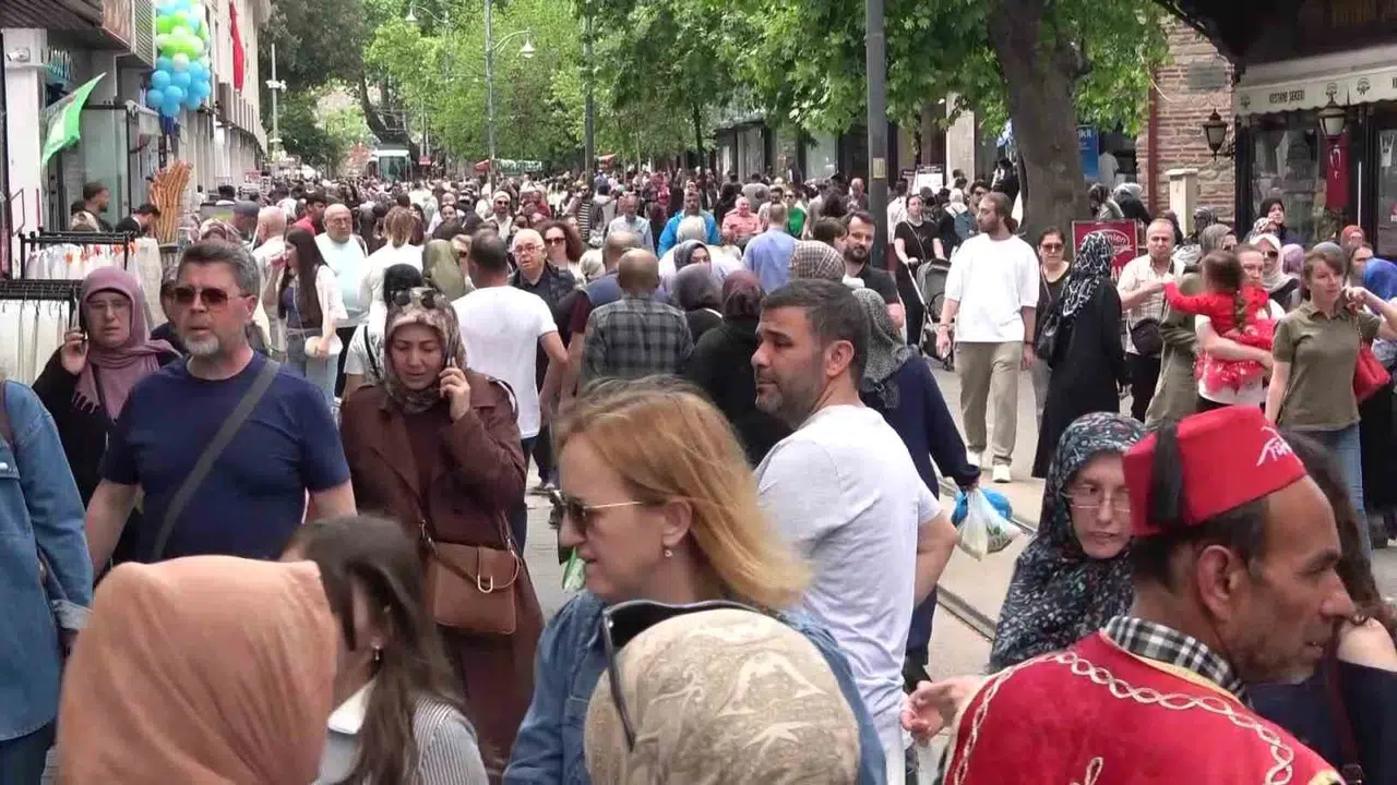 Bursa’da bayram bereketi: Çarşı pazar şenlendi, esnafın yüzü gülüyor