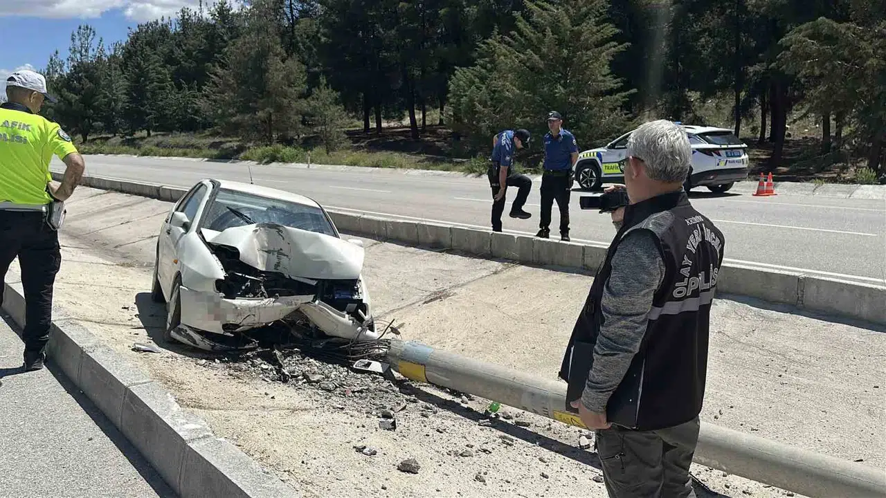 Burdur'da direksiyon başında korku dolu anlar: 88 yaşındaki sürücü kaza yaptı