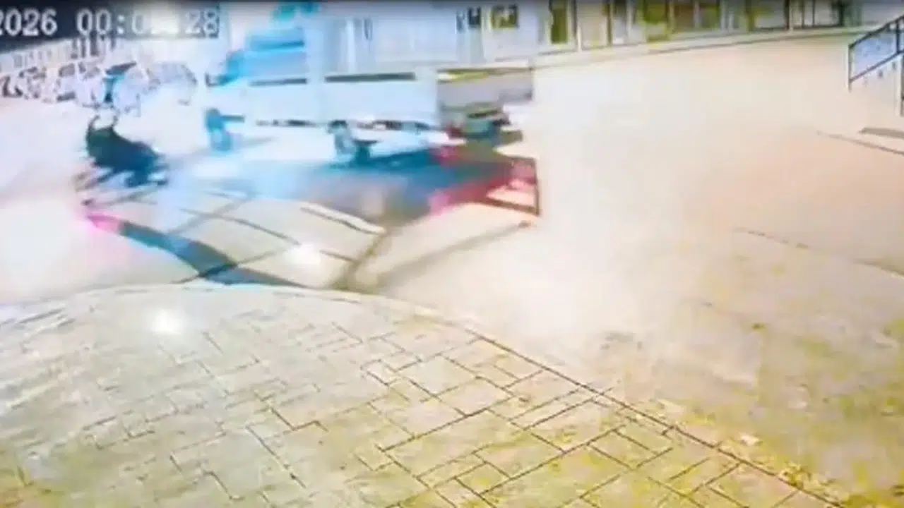 Keşan’da dehşet anları: Kamyonetle çarpışan motosikletteki iki kişi yola savruldu