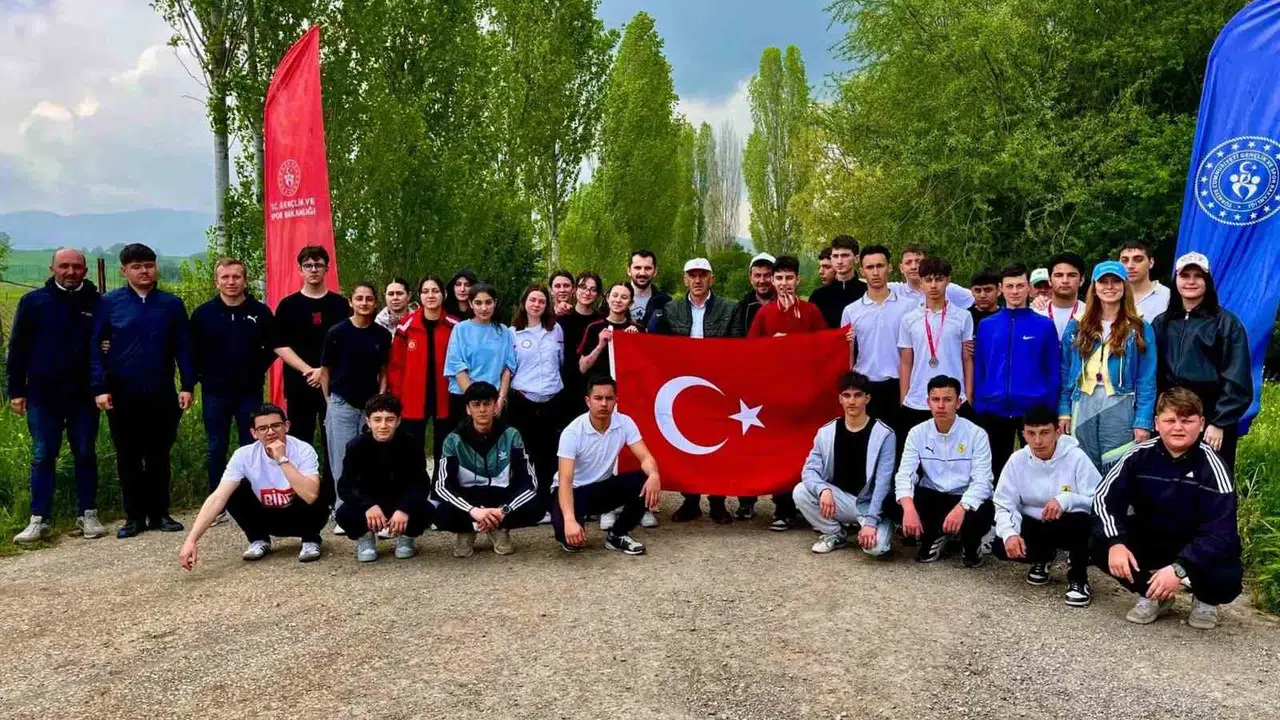 Pazaryeri’nde gençlerin nefes kesen mücadelesi: 107. yıl coşkusu pistlere taşındı