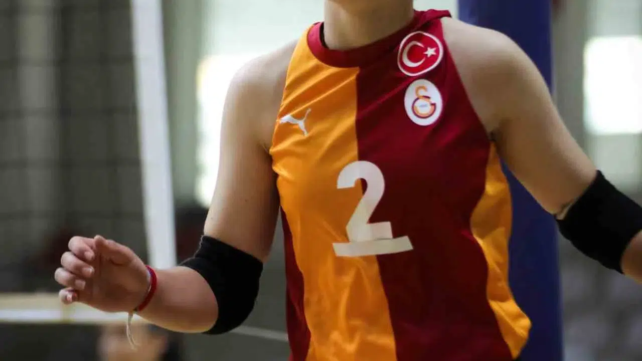 Voleybolun yeni yıldızı parlıyor: Derin Su Coşkun milli daveti kaptı