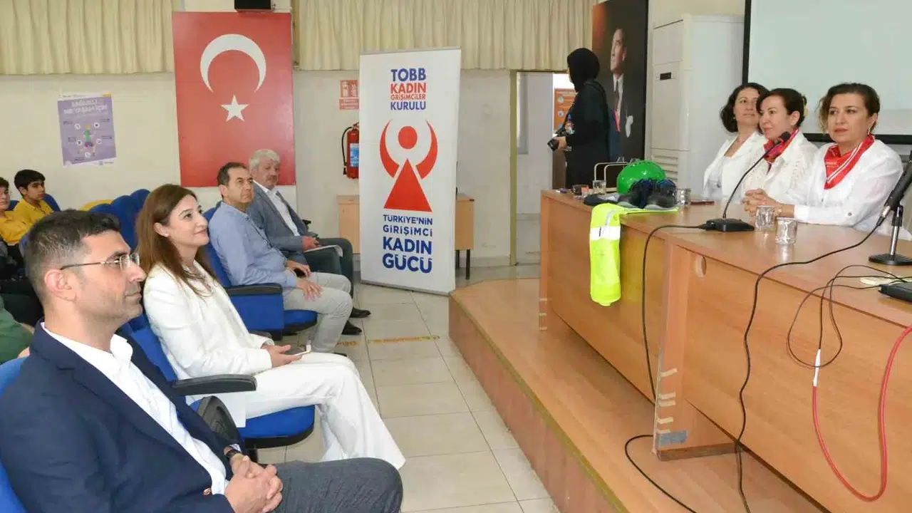 Geleceğin mimarları Manisa’da buluştu: Başarılı iş kadınlarından gençlere  vazgeçmeyin  çağrısı