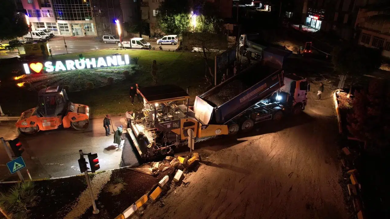 Saruhanlı’da yağmur dinledi, ekipler asfalt için seferber oldu: İlçe modern görünüme kavuşuyor