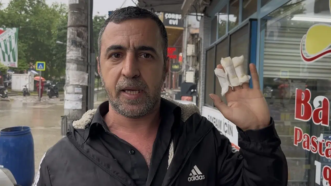 Bursa'da dehşet anları: Kamyonet kaldırıma daldı, kahraman vatandaşlar can siperane müdahale etti