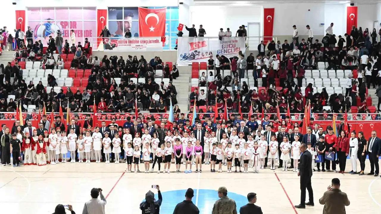 Bozüyük’te 19 Mayıs coşkusu: Gençler hünerlerini sergiledi, meydanlar bayram yerine döndü