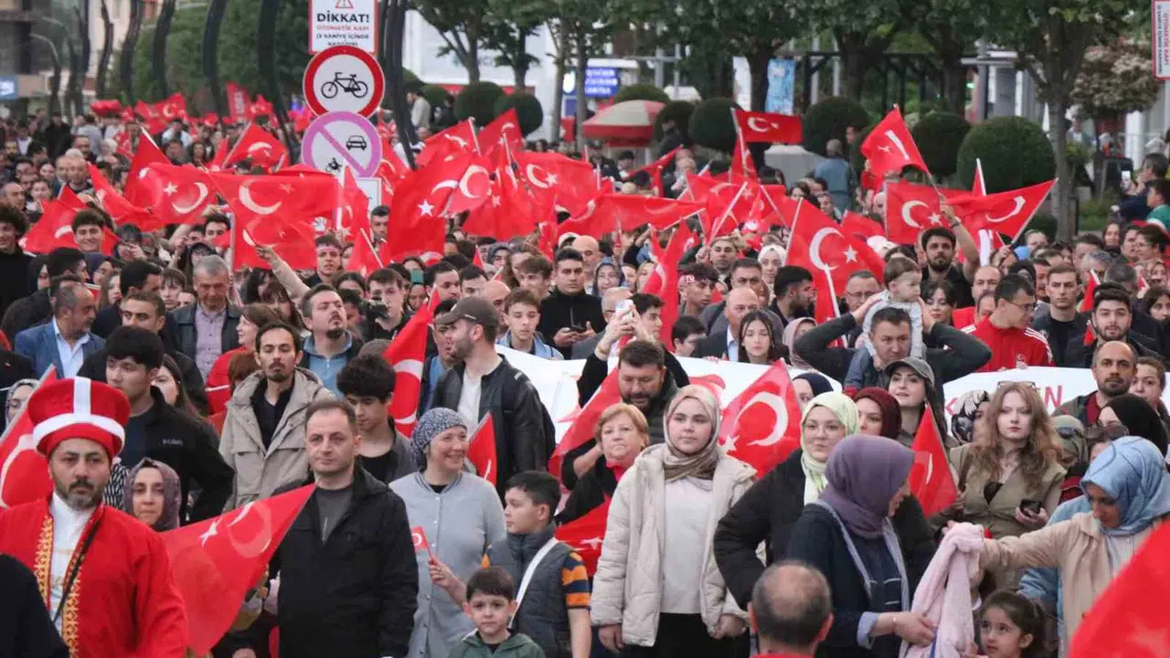 Bolu'da bayram coşkusu: 200 metrelik dev bayrakla caddeyi kırmızı beyaza boyadılar