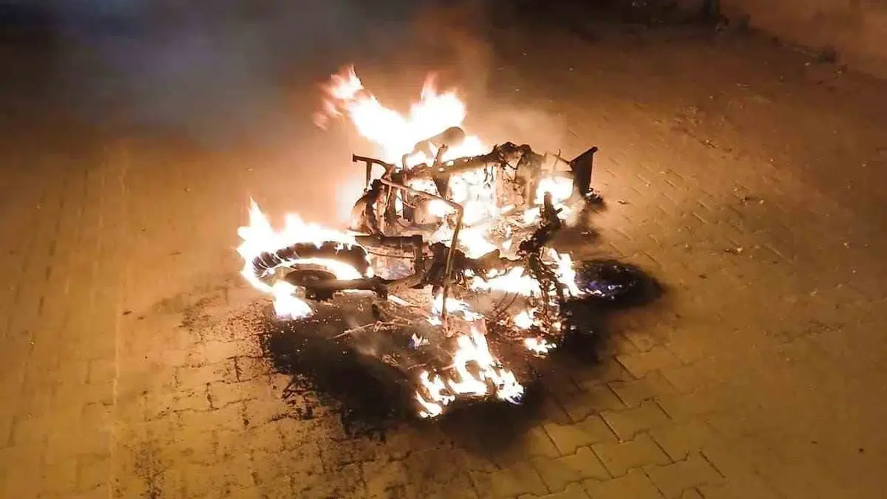 Aile kavgası sokağa taştı: Sinirlerine hakim olamayınca motosikletini ateşe verdi