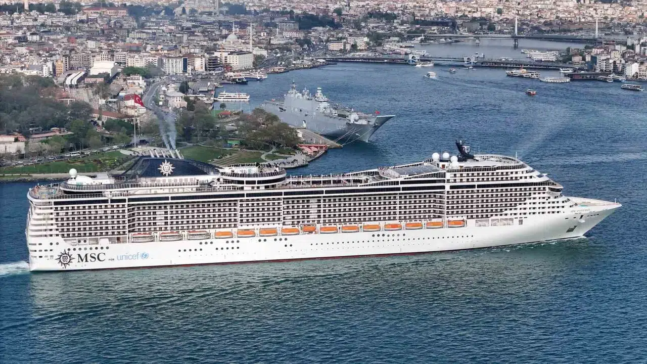 İstanbul’un tarihi siluetini unutturdu: Turistler Ayasofya’yı değil, TCG Anadolu’yu izledi