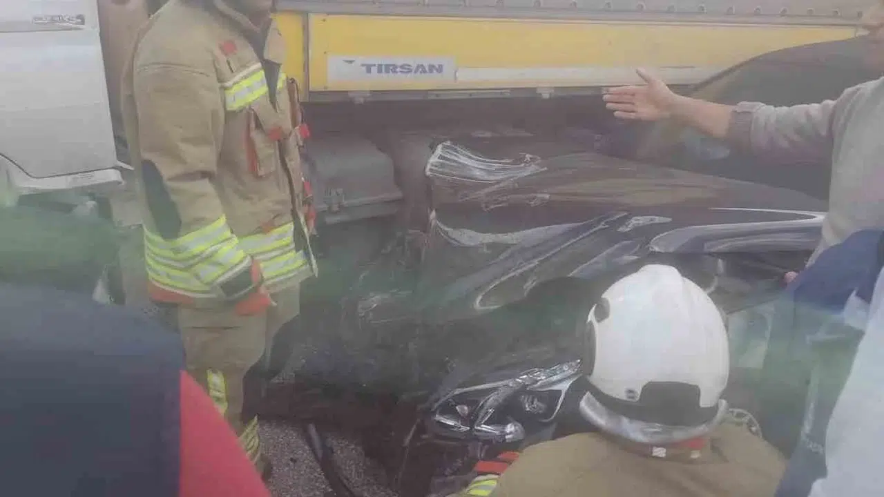 Kırıkhan’da dehşet anları: Tırın altına giren otomobilden sağ çıktı