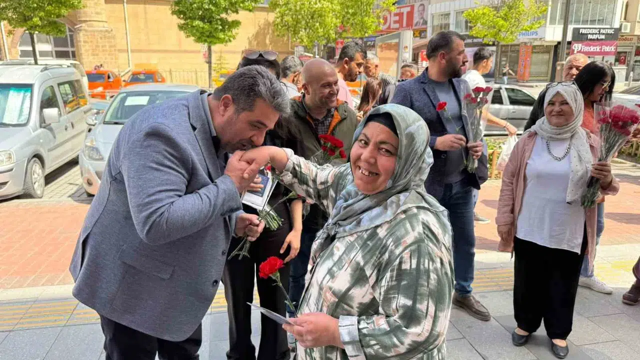 Kırşehir’de Anneler Günü sürprizi: Anahtar Parti sahaya indi