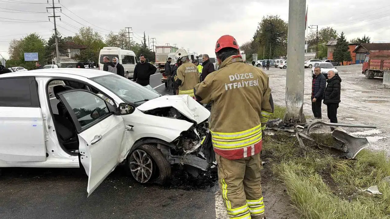 Düzce'de korkutan kaza: Kaygan yolda direksiyon hakimiyetini kaybetti, EDS direğine saplandı