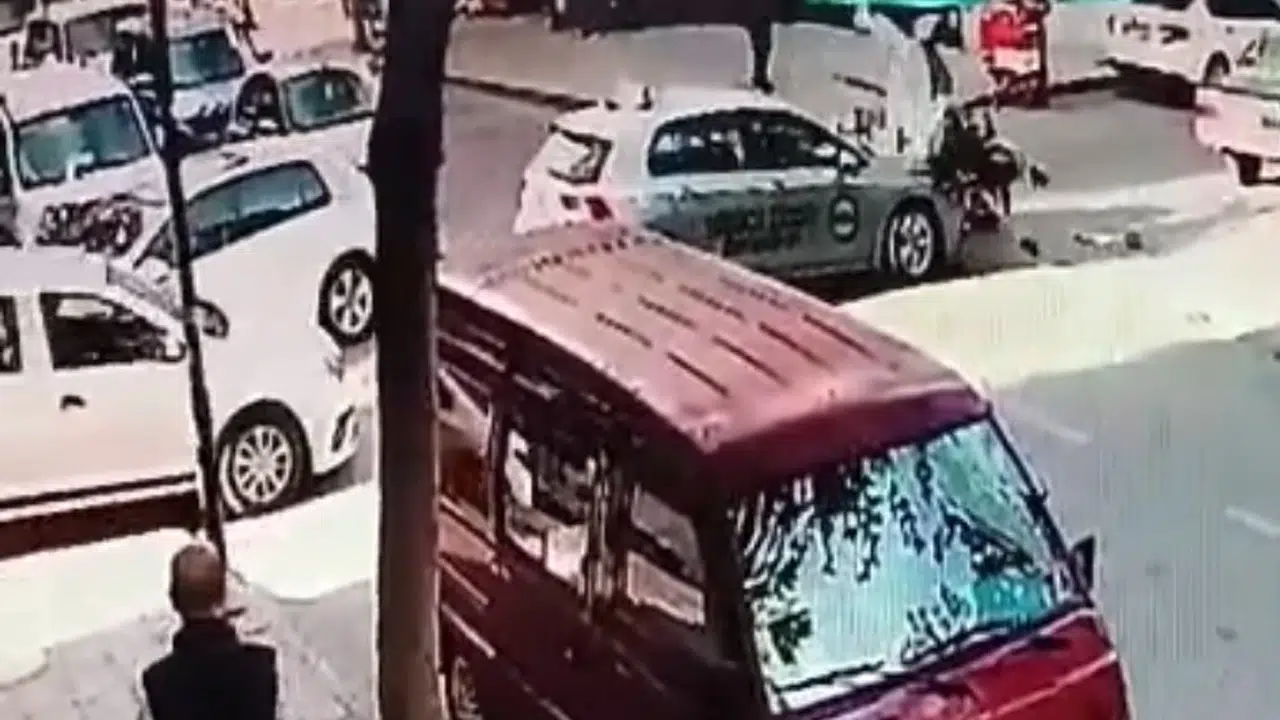 Çorlu’da dehşet anları: Kavşakta motosikletli iki gence çarptı