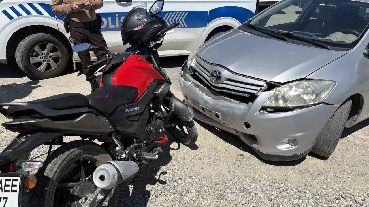 Tosya’da okul önünde korkutan kaza: İki genç hastanelik oldu