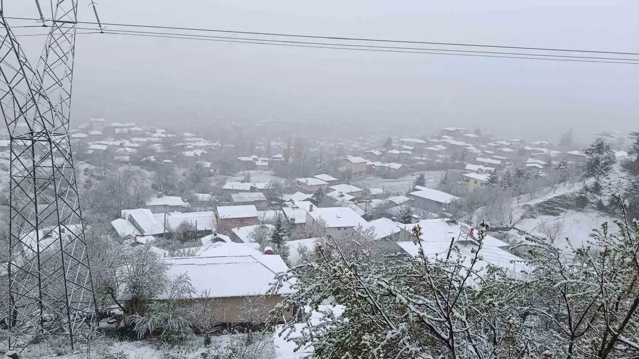 Adana'da mevsimler şaştı: Mayıs ayında lapa lapa kar yağdı