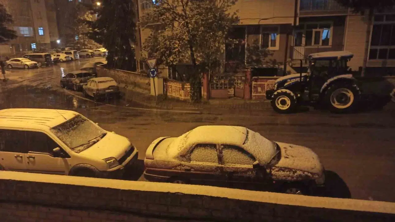 Baharda kış sürprizi: Konya’da lapa lapa kar yağışı şaşkınlık yarattı