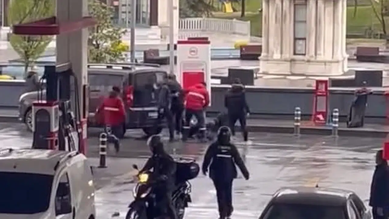 Benzinlikte dehşet anları: Tartışma bir anda meydan savaşına döndü