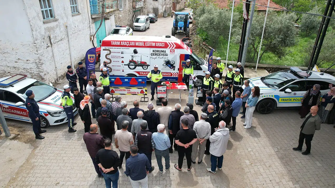 Tarlada değil trafikte hayat kurtaran önlemler: Kula'da çiftçilere uygulamalı eğitim