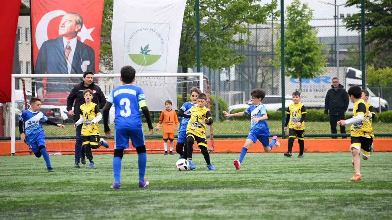 Yeşil sahaların minik yıldızları Osmangazi’de parlıyor: Geleceğin profesyonelleri için ilk adım atıldı