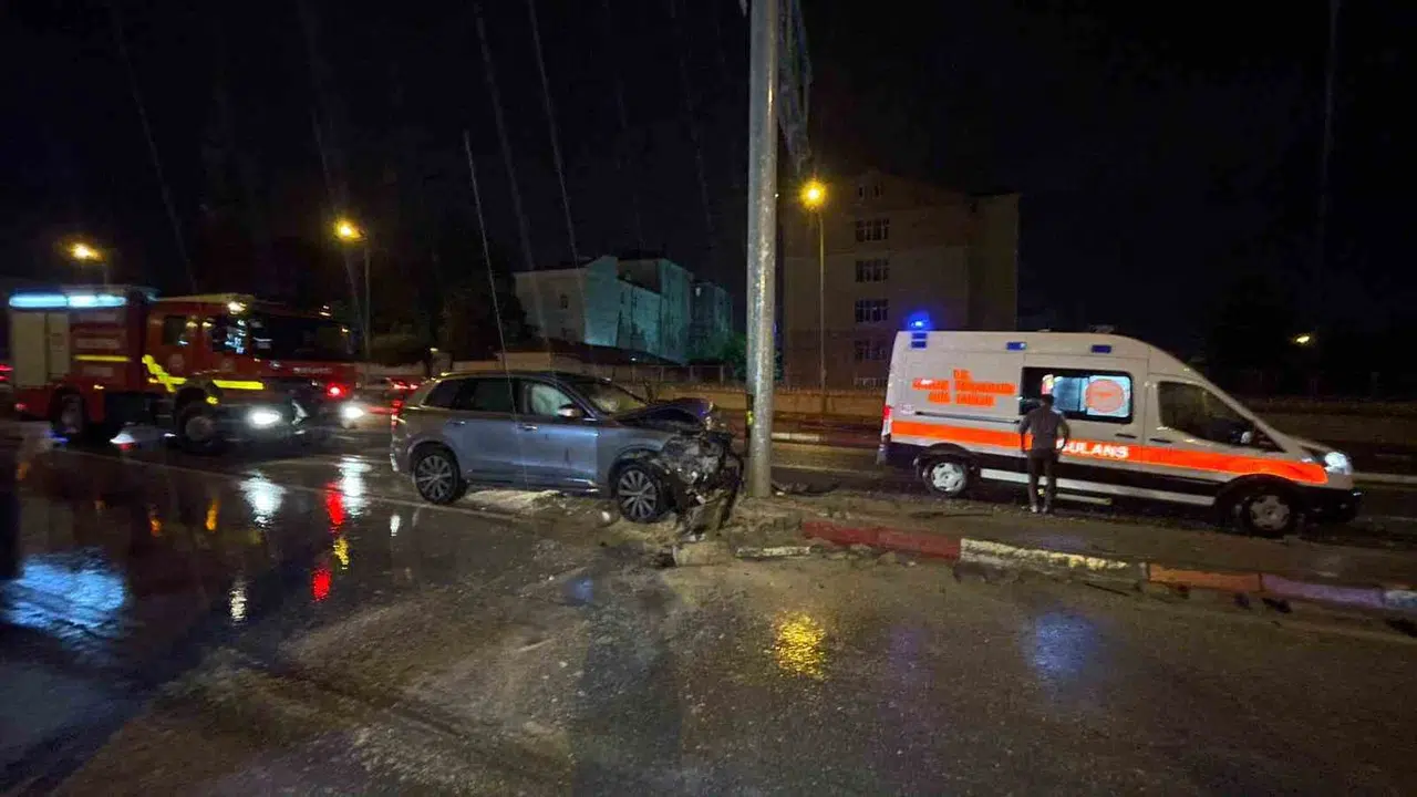 Karaman’da gece yarısı dehşeti: Kontrolden çıkan cip trafik levhasına ok gibi saplandı