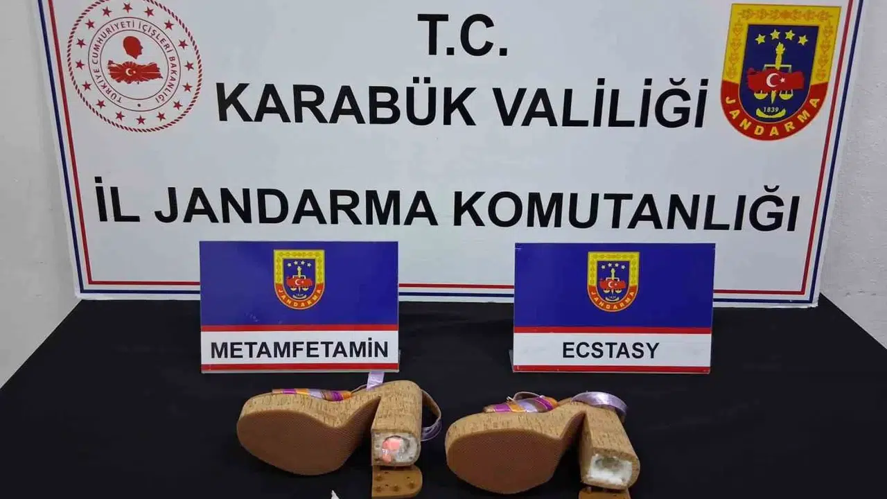 Zula yöntemi şaşkına çevirdi: Ayakkabı topuğuna gizlenmiş zehirle yakalandılar