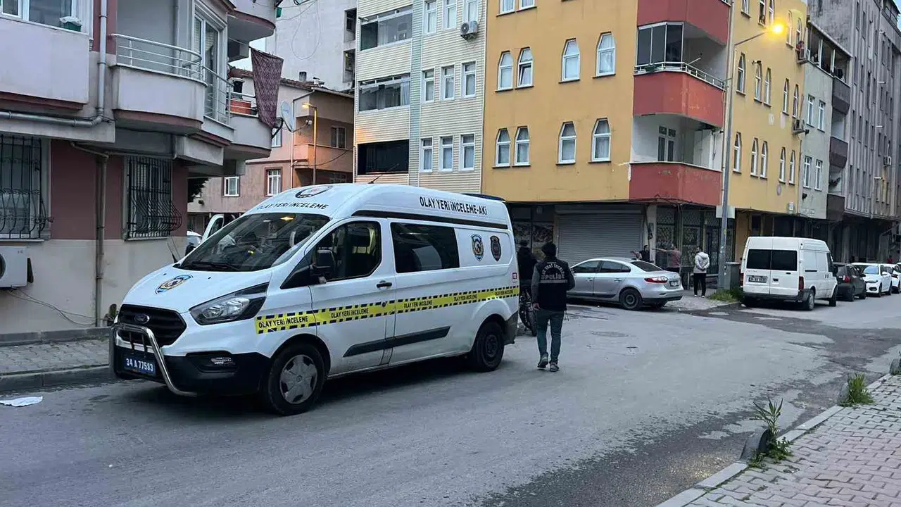 Küçükçekmece’de dehşet anları: Husumetliler sokak ortasında birbirine girdi