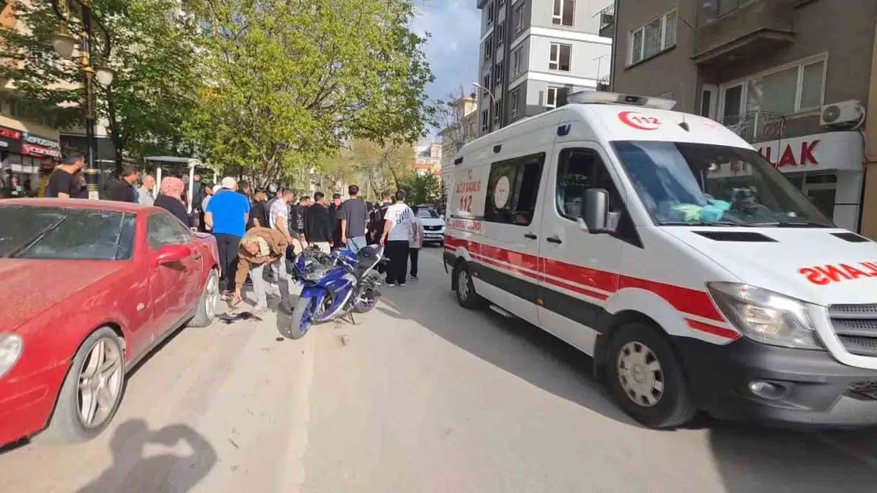Kütahya’da korkutan kaza: Motosikletli ve yaya hastanelik oldu