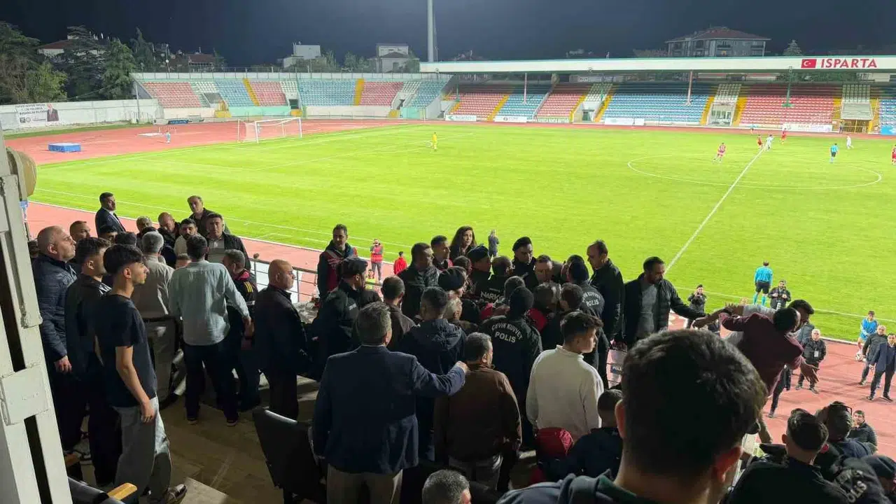 Isparta'da futbol heyecanı kavgayla gölgelendi: Bölgesel Amatör Lig bileti için çıkan arbede karakolda bitti