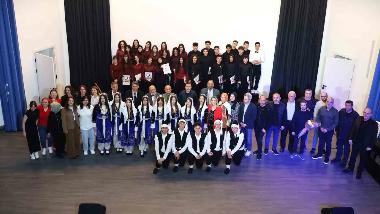Genç yeteneklerden 19 Mayıs’a özel müzik şöleni: Bafra Fen Lisesi sahneye damga vurdu