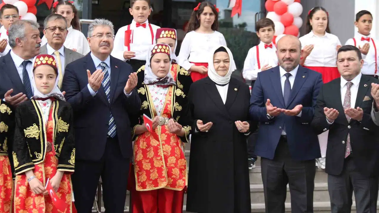 Eskişehir’in eğitim yuvalarına bir yenisi daha eklendi: Doktor Mustafa Çamkoru Ortaokulu kapılarını açtı