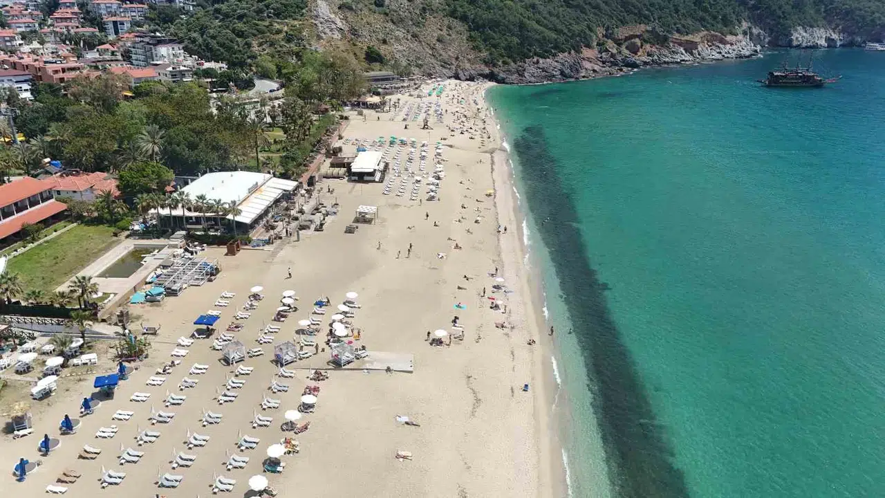 Alanya'da yaz provası: Kleopatra Plajı turist akınına uğradı