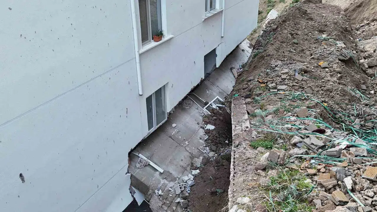 Nevşehir’de korku dolu gece: İstinat duvarı çöktü, apartmanlar tahliye edildi