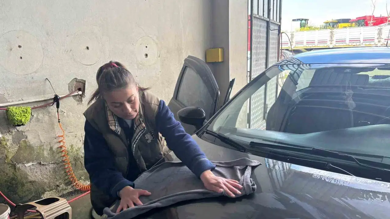 Erkek egemen sektörde ezberleri bozdu: İki çocuk annesi Şenay, oto yıkamacıda zirveye oynuyor