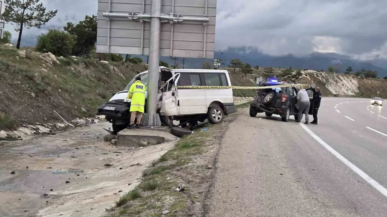 Elmadağ'da feci kaza: Minibüs sürücüsü direksiyon başında can verdi
