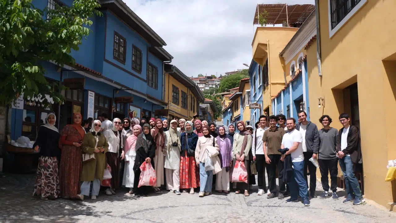Dünya gençleri Ege’nin dokuma başkentinde buluştu: Tarihe yolculuk yaptılar