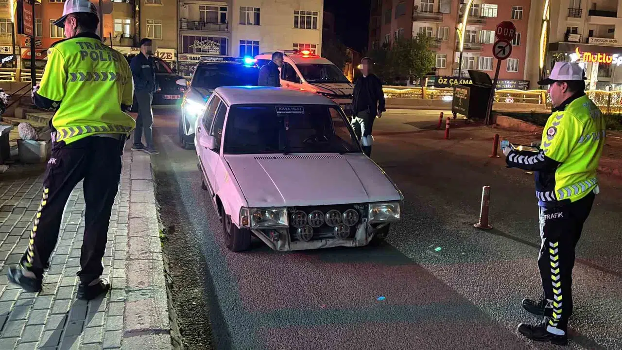 Aksaray’da trafik denetimine takılan sürücüye ağır fatura: Eksik evrakla yola çıktı, otomobili otoparka çekildi